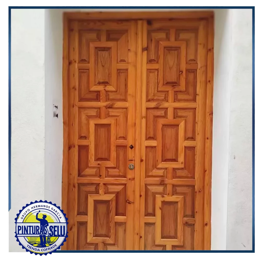Restauración de un Portón de Madera en Sanlúcar de Barrameda – Un Trabajo de Pintura Selu