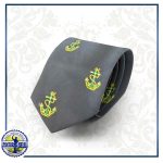 Corbata negra con anclas doradas