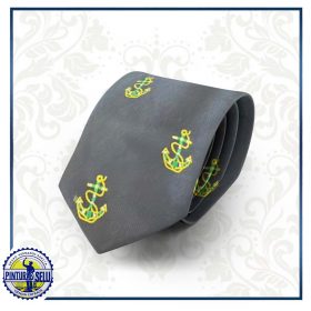 Corbata negra con anclas doradas