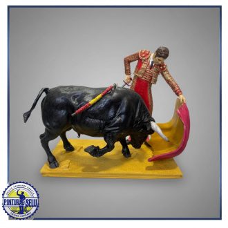 Torero con toro policromado